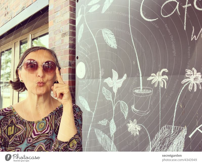 [PARKTOUR HH 2021] Madame de Paris Brille Sonnebrille Frau weiblich Wand floral Muster lustig Freude Gesicht Porträt Erwachsene Farbfoto Mensch Fröhlichkeit