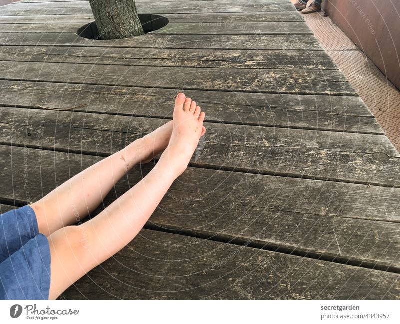 [PARKTOUR HH 2021] Alle Viere von sich strecken Beine Kind entspannt Holz nackt Fuß Farbfoto Barfuß feminin Füße Boden Sommer warm Haut Baumstamm liegen