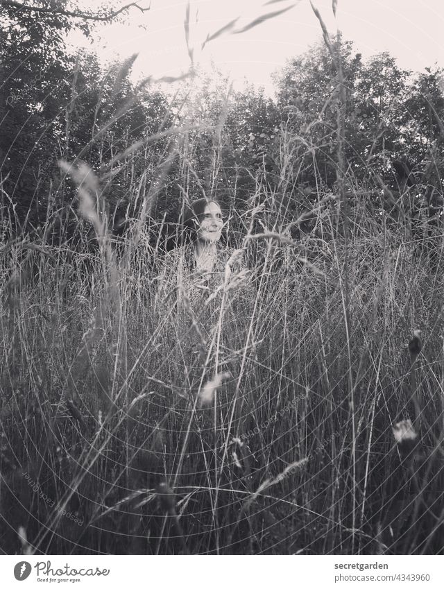 [PARKTOUR HH 2021] Sie wächst noch. Suchen Gras Garten Monochrom verstecken Natur Frau Außenaufnahme Wiese Pflanze Sommer Tag Park Gräser Lächeln Grashalme wild