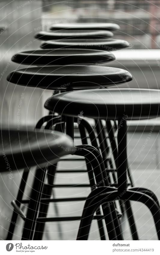 Stühle an der Bar, schwarz/weiß Stuhl Hocker Barhocker stühle Lichtschein Schwarzweißfoto architektonisch Sitzgelegenheit Schatten Tresen schwarzweiß