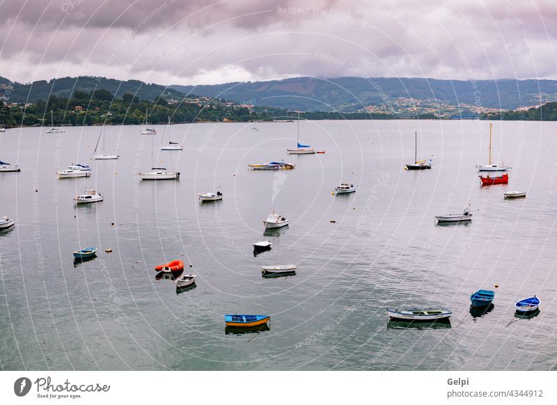 Panoramablick mit Seglerbooten in der Nähe eines kleinen Dorfes MEER Matrosen Küste Sommer reisen Touristik blau Wasser Boot Ansicht Portwein Haus Landschaft