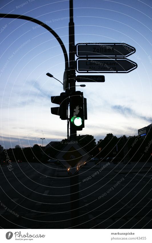 grün...fahr schon los Verkehr Ampel Nacht Sonnenuntergang Lastwagen Motorrad Straße Mischung Himmel Wegweiser PKW