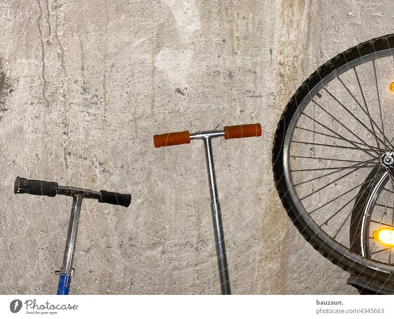 kellergeschichten. Keller Wand Roller Reifen Fahrrad Rad Speichen Verkehrsmittel Detailaufnahme Farbfoto Menschenleer Fahrradreifen Mobilität alt