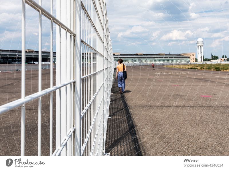 Über das ehemalige Flugfeld kann man lange laufen, doch der Zaun verhindert unbefugtes Betreten der letzten Sicherheitsbereiche Flughafen Tempelhof Berlin