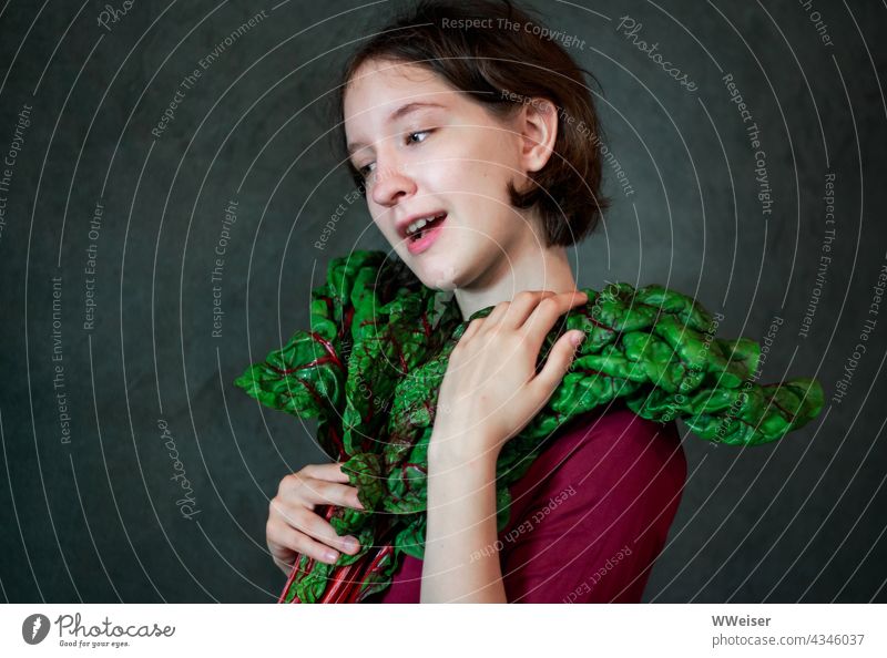 So ein Mangold ist nicht nur gesund und lecker, sodern auch außerordentlich kleidsam Mädchen Portrait Gemüse Blätter vegetarisch frisch lächeln angenehm bunt