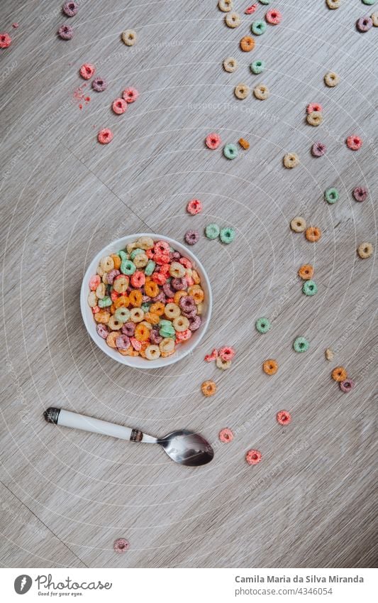 Buntes Müsli in einer Schüssel mit Löffel auf dem Boden. Hintergrund Schalen & Schüsseln Kasten Frühstück Kohlenhydrate farbenfroh lecker Dessert Stock