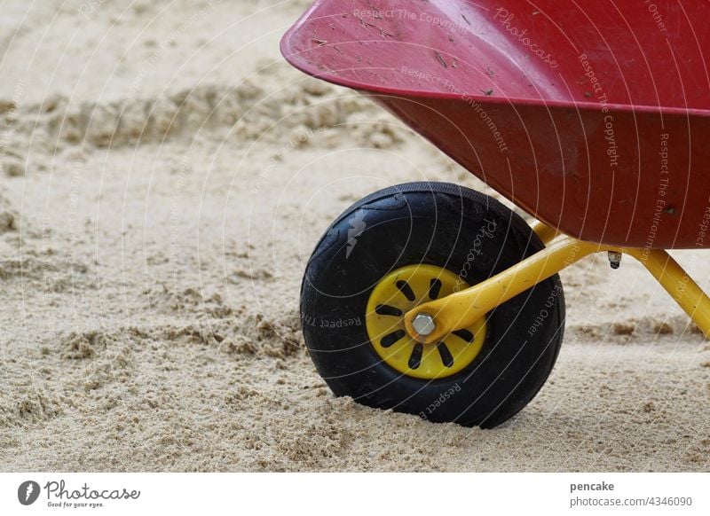 schiebung Schubkarre Spielzeug Kindheit Art Sandkasten spielen arbeiten Spaß schieben Transport fahren Baustelle bauen Rad rot Freude Spielplatz Kindergarten