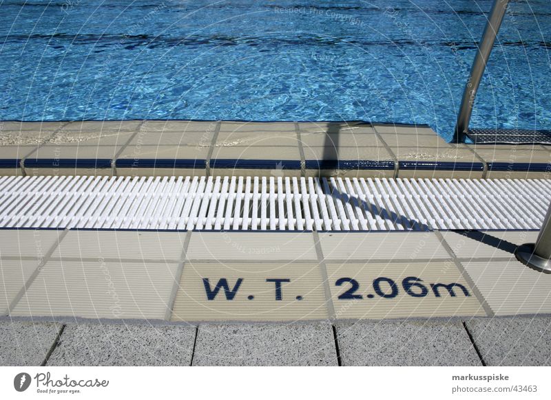 wassertiefe: 2,06m Schwimmbad Bad Beckenrand Einstieg (Leiter ins Wasser) Chlor Chrom springen Sport Abfluss Sonne blau swimming hechten Pflastersteine