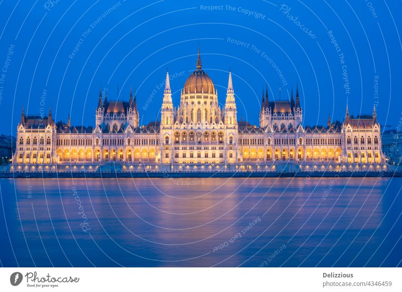 Das berühmte Parlamentsgebäude in Budapest, Ungarn während der blauen Stunde, beleuchtet europa Gebäude Stadtleben Stadtlandschaft Architektur im Freien Fluss