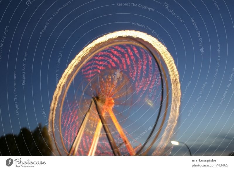 das riesenrad Riesenrad Jahrmarkt Nacht Licht Langzeitbelichtung mehrfarbig Dämmerung Geschwindigkeit drehen Freizeit & Hobby kirchweih Himmel blau Farbe