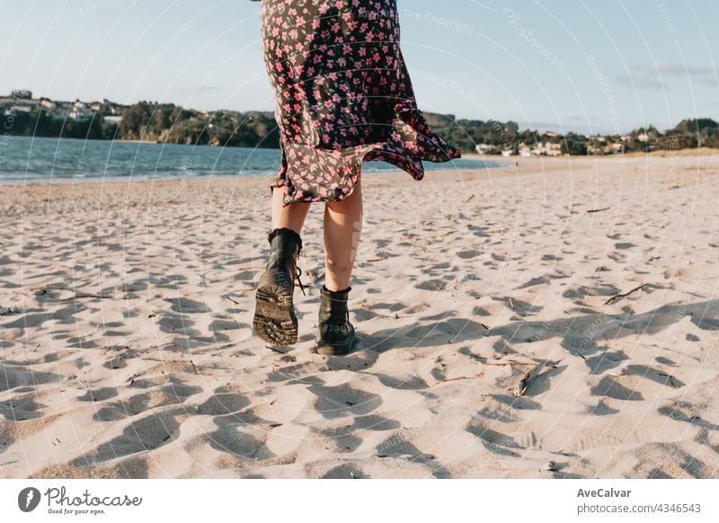 Zurück Schuss einer Frau zu Fuß am Strand während eines sonnigen Tages mit einem Rock, Kopie Raum, Sommer-Konzept laufen Sand sorgenfrei tragen erotisch Fitness