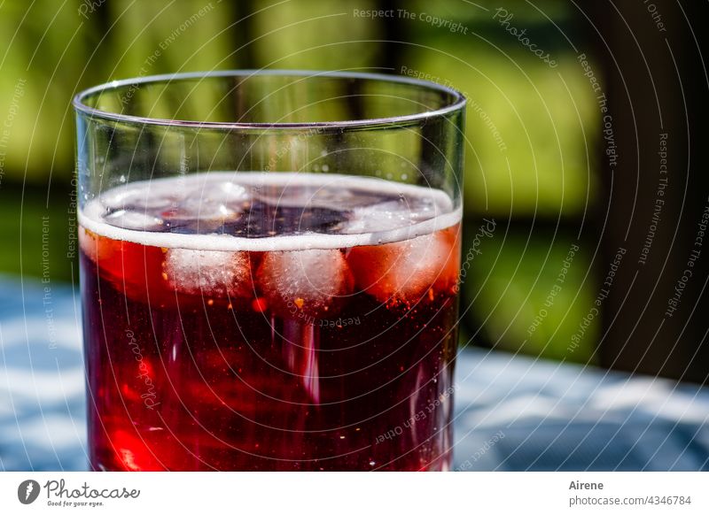 Refill Getränk trinken Aperitif eisgekühlt Eis rot Glas kalt Sommer lecker süß Saft Durst Alkohol Lifestyle Erfrischungsgetränk positiv heiter genießen