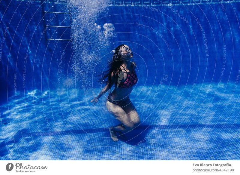 glückliche kaukasische Frau Tauchen im Schwimmbad. Unterwasser-Ansicht. Sommerzeit und Urlaub Konzept unter Wasser Spaß Liebe Blauwasser sonniger Tag im Freien