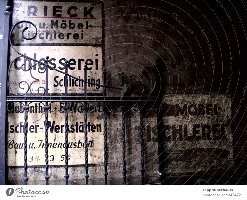 eingang Handwerk Schilder & Markierungen Beschriftung Eingangstor historisch grau Architektur Hausbemalung Eisengitter