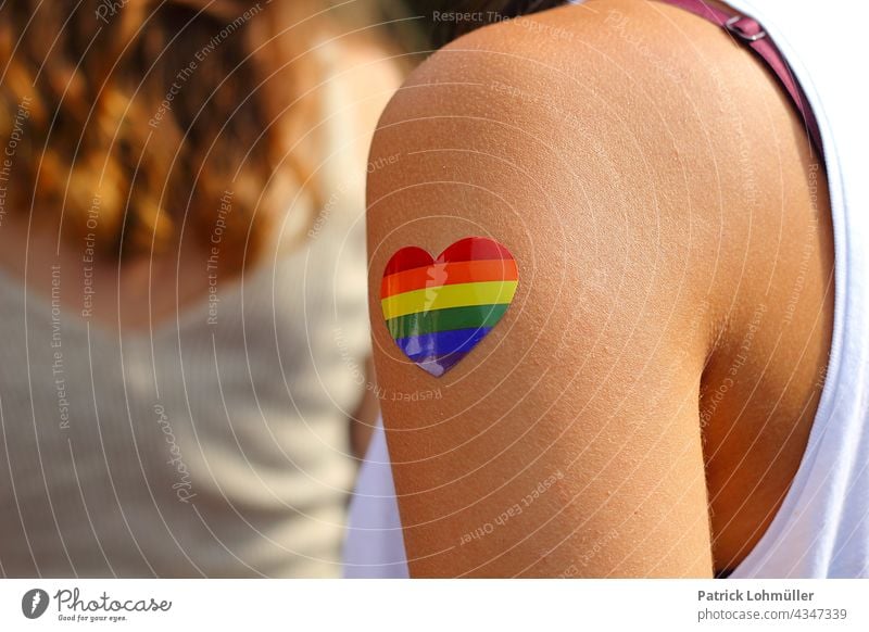 Regenbogenherzchen frau körper csd haut lgbt regenbogen liebe regenbogenherz toleranz andersartig regenbogenfarben bunt detail detailaufnahme arm weiblich