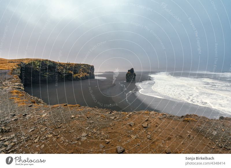 Reynisfjara - schwarzer Strand im Süden Islands Sand isländisch Südisland Klippen Fels Meer Wellen Natur Landschaft Himmel Wolken dramatisch Wetter Islandtrip