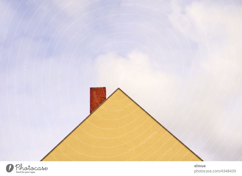 gelbe, fensterlose Giebelwand eines Wohnhauses und roter Ziegelschornstein vor blauem Himmel mit Wolken / wohnen / Dreieck Hausgiebel Schornstein blauer Himmel