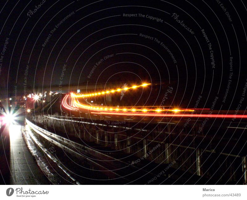 Autobahndekoration Nacht Lichterkette Verkehrsstau Langzeitbelichtung dunkel