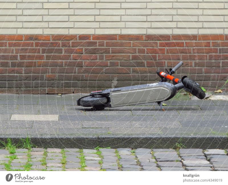 Achtlos liegengelassener E-Scooter Mobilität achtlos Elektroroller Verkehr Außenaufnahme E-Roller urban Technik & Technologie Lifestyle Fahrzeug E-Mobilität Öko