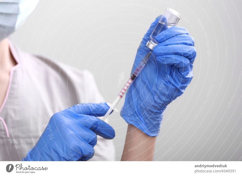 Medizinische Handschuhe entsorgen Medikamente Medikament Nadel Spritze, Konzept Grippe Impfstoff Fläschchen Dosis subkutane Injektion Behandlung Krankheit im Krankenhaus, Prävention Immunisierung Kinder