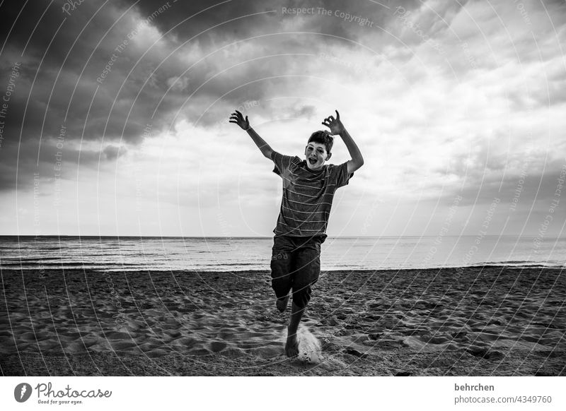 hoch die hände, wochenende!! dramatisch Usedom Schwarzweißfoto Freiheit weite Fernweh Himmel Wolken Natur Wellen Wasser Sehnsucht Meer Strand Ostsee Landschaft