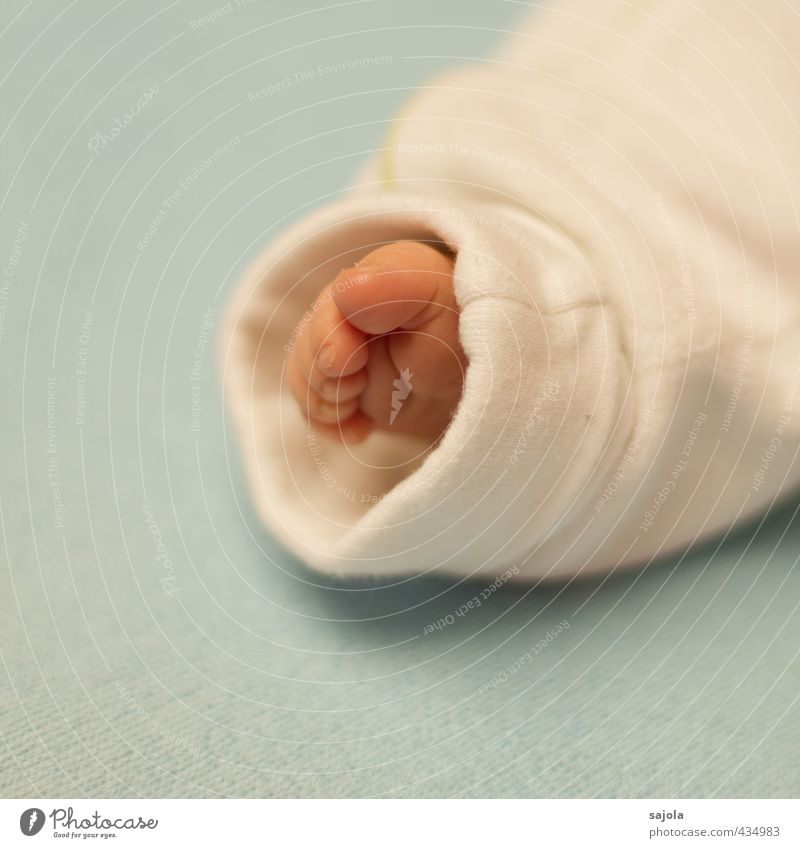 it's a girl Mensch Baby Fuß Zehen 1 0-12 Monate liegen ästhetisch neugeboren weiß hell-blau Hose klein Zehennagel Farbfoto Gedeckte Farben Innenaufnahme