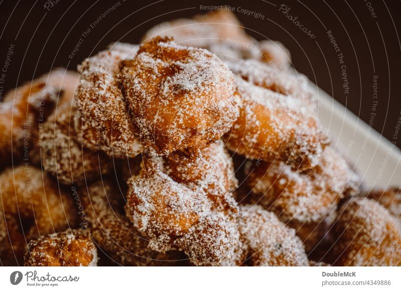 Pfannkuchen | Quarkbällchen | Prilleken | Krapfen | Karnevallsgebäck auf einem Teller gestapelt süß lecker Lebensmittel Dessert Ernährung Farbfoto Süßwaren