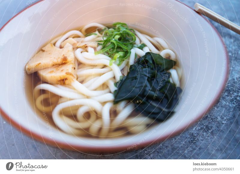 Schale mit japanischem Ramen mit Udon-Nudeln und Bambus Lebensmittel Suppe Schalen & Schüsseln Mittagessen Mahlzeit Asien Küche lecker Feinschmecker grün