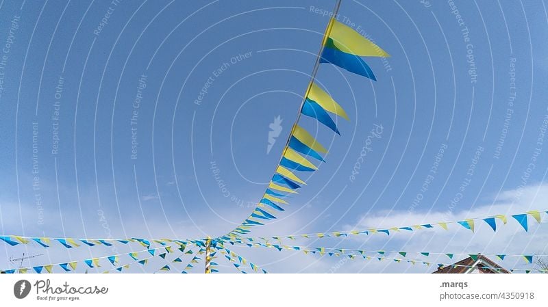 Wimpel in blau und gelb feiern deko himmel wimpelkette wehen Ukraine Schönes Wetter Dekoration & Verzierung Feste & Feiern Wimpelkette Fahne Fähnchen