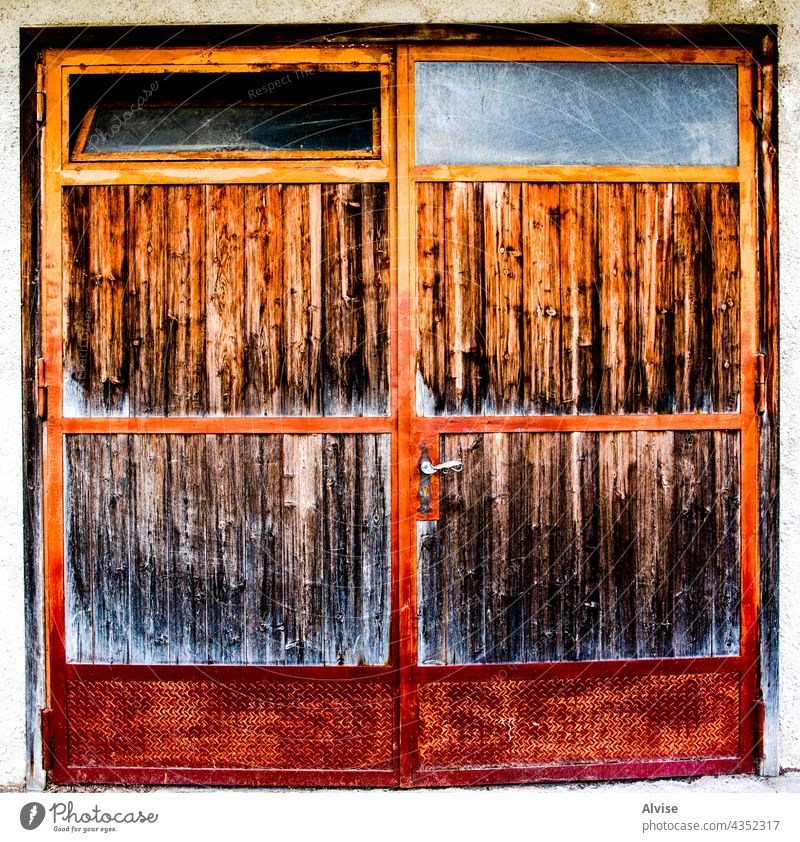 2021 05 15 Cortina Tür aus Eisen und Holz altehrwürdig rostig hölzern Design Architektur Eingang Antiquität braun Hintergrund Haus Türöffnung retro Gate