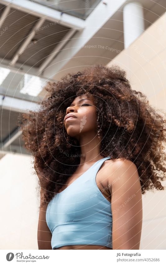 Junge schwarze Frau geschlossene Augen mit lockigem Haar Stil Aussehen Afro-Look Behaarung Nahaufnahme Latein Kräusel hispanisch jung Frisur Schönheit Porträt