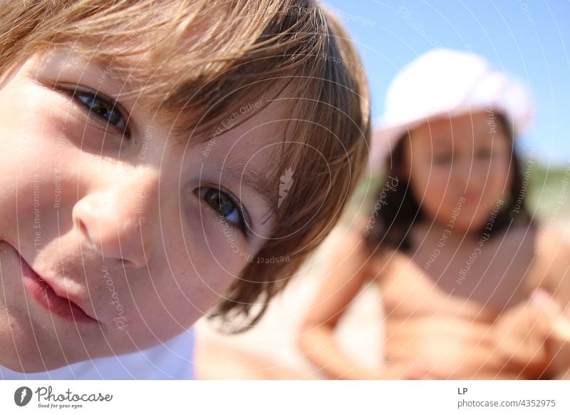 Kind schaut direkt in die Kamera echte Menschen Kindererziehung Aufsicht Eltern Sicht Auge geheim Zufriedenheit geheimnisvoll jugendlich einzigartig