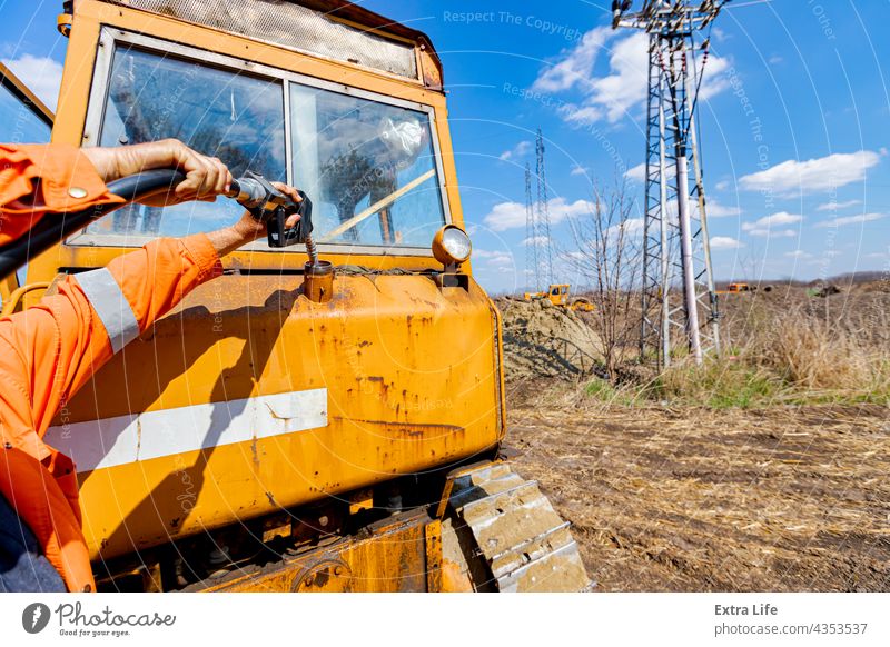 Griff zur Zapfpistole zum Tanken, Benzin fließt in den Tank einer Industriemechanisierung Aktivität Lauf Baustelle Planierraupe Tiefbau Konstruktion Crawler