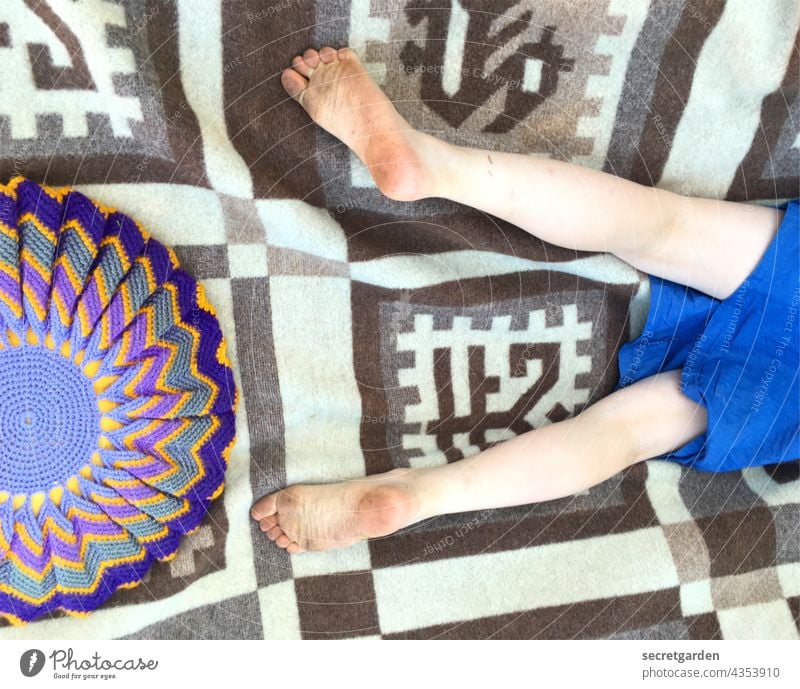 [PARKTOUR HH 2021] alles eine Frage der Perspektive. Kind Beine Decke Wolldecke Kissen retro Muster Mustermix Sommer entspannt Füsse dreckig Kleid