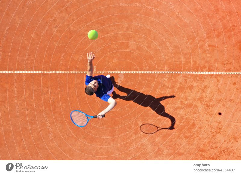 Luftaufnahme eines Tennisspielers beim Aufschlag mit Sprungabprall Spieler Ball dienen Rückprall Gericht schlagend Antenne schießen kampfstark Ass gewinnen