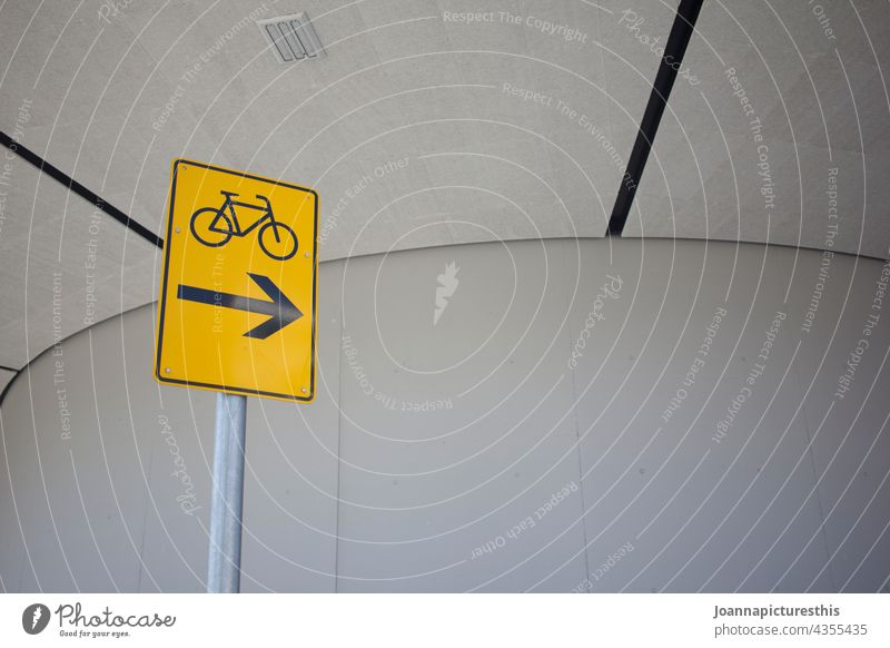 Verkehrsschild mit Fahrrad vor Betonwand Schild Schilder & Markierungen Verkehrsmittel Verkehrszeichen Straßenverkehr Hinweisschild Verkehrswege Stadt