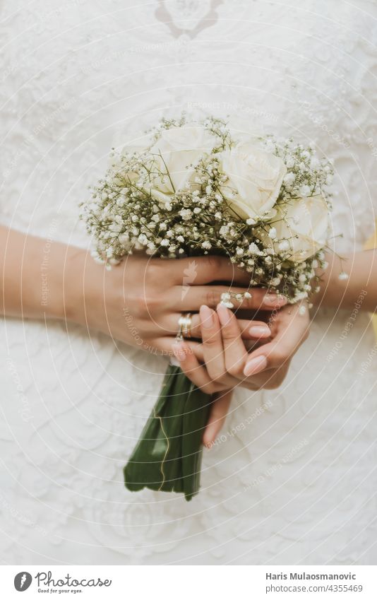 Brautstrauß stilvoll, in der Hand haltend Hintergrund schön Schönheit Bohemien Blumenstrauß hochzeitlich Feier abschließen Nahaufnahme Kleidung
