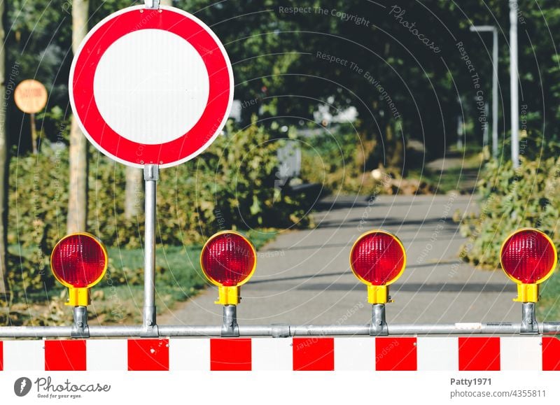 Gesperrter Weg mit Durchfahrt verboten Strassenschild und Barriere Absperrung gesperrt Schilder & Markierungen Menschenleer rot-weiß Außenaufnahme Warnlampen