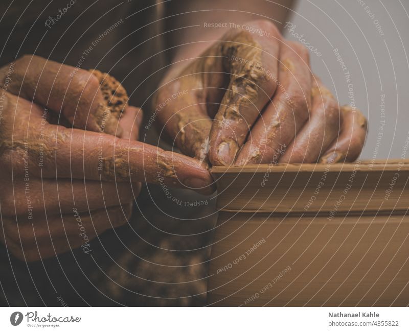 Closeup von Händen beim Töpfern auf der Drehscheibe Handwerk Kreativ Ton Keramik Hobby Kunsthandwerker Werkstatt Töpferwaren Arbeit Kunstgewerbler Drescheibe