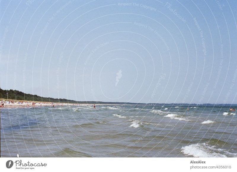 Ostsee- Strand mit badenden Urlaubern vom Wasser aus fotografiert - analog, 35mm Deich Hügel Natur Pflanzen Sommer schönes Wetter Wind Sonnenlicht warm Körnung