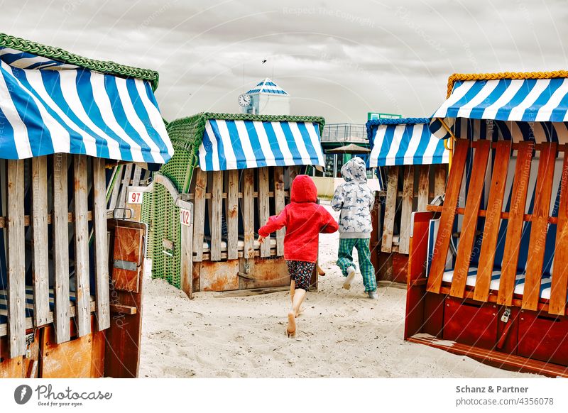 Kinder rennen zwischen Strandkörben Sand Urlaub Strandbad Kindheit Badestrand Sommer Meer Ferien & Urlaub & Reisen Sonne Schwimmen & Baden Erholung Tourismus