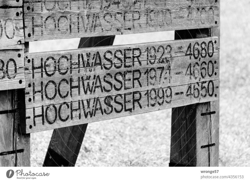 Historische Hochwassermarken der Elbe an einem hölzernen Turm bei Magdeburg Hochwassermarkierungen Pegelstände Überschwemmung historisch Fluss Außenaufnahme