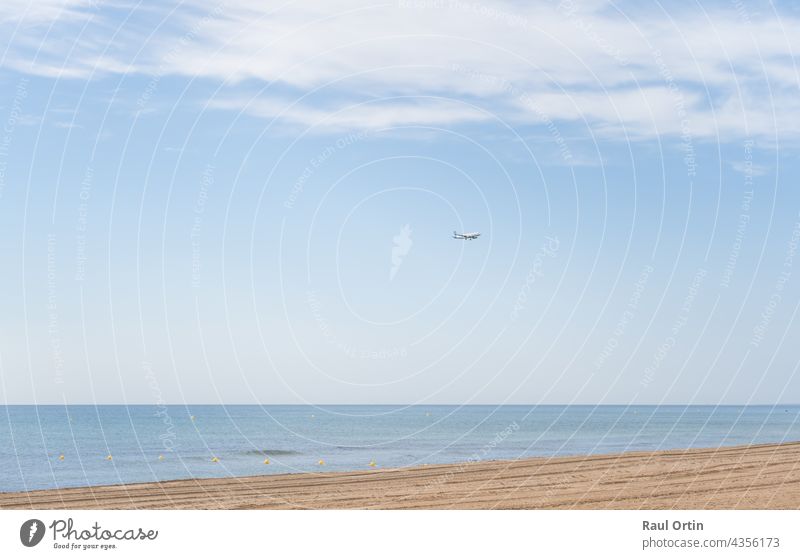 Flugzeug Landung über schönen Strand und Meer Hintergrund Ebene Landen Verkehr Feiertage Transport reisen Küste Himmel Düsenflugzeug Fluggesellschaft Urlaub