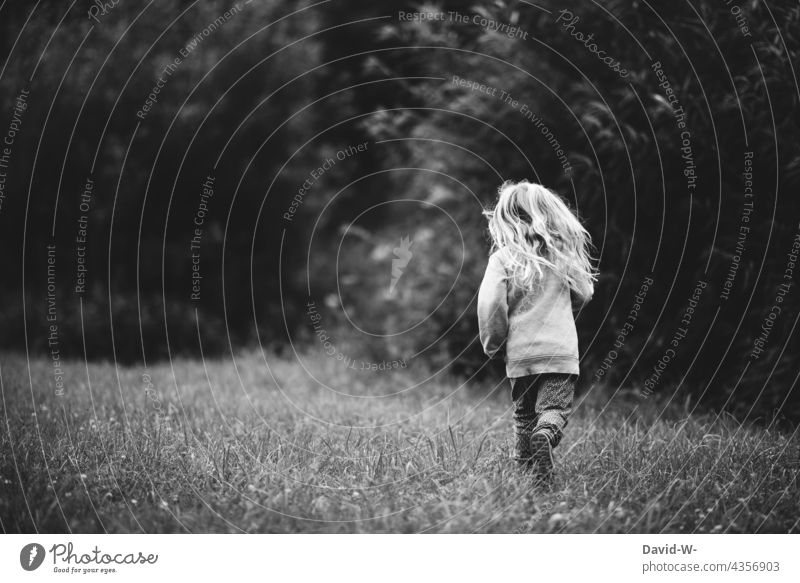 Kindheit - kleines Mädchen läuft fröhlich über eine Wiese draußen spielen zufrieden Spaß Natur lieblich niedlich blond Kindheitserinnerung hübsch Freude laufen
