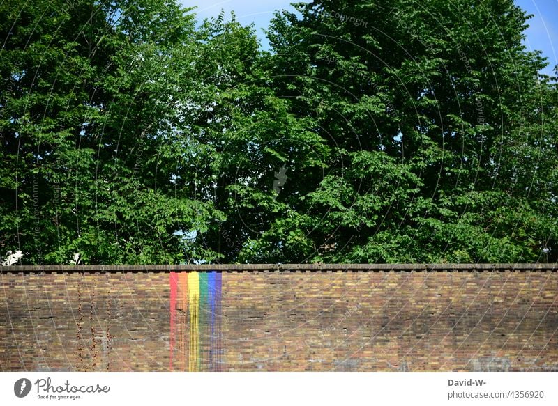 Regenbogenfarben auf einer Backsteinmauer - Symbol Pride Vielfalt bunt Farbe pride Diversität divers Freiheit Toleranz Gleichstellung Kunst Design