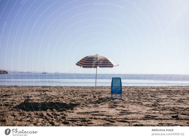 Sommerschirm und Stuhl auf Sand platziert Strand Urlaub Sonnenschirm MEER reisen Feiertag Wasser im Freien Himmel Seeküste Freiheit Tag sonnig Küste Ferien Meer