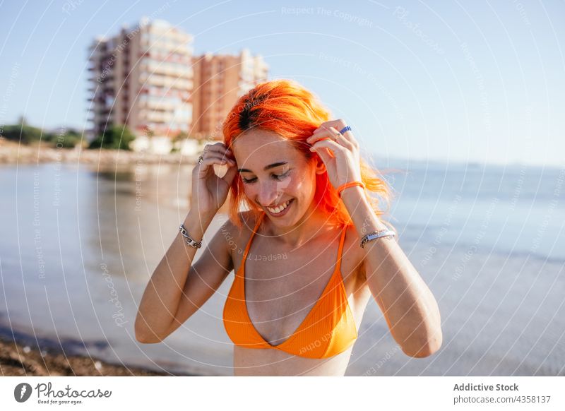 Junge fröhliche Frau am Strand Bikini Lächeln Sommer Urlaub MEER reisen Feiertag blass passen jung Rotschopf Glück schlank orange Wasser Sand Lifestyle Menschen