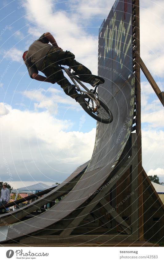 rampbiker Fahrrad Halfpipe Wolken springen Sport Ramp Himmel Rad blau hochkant Jugendliche BMX