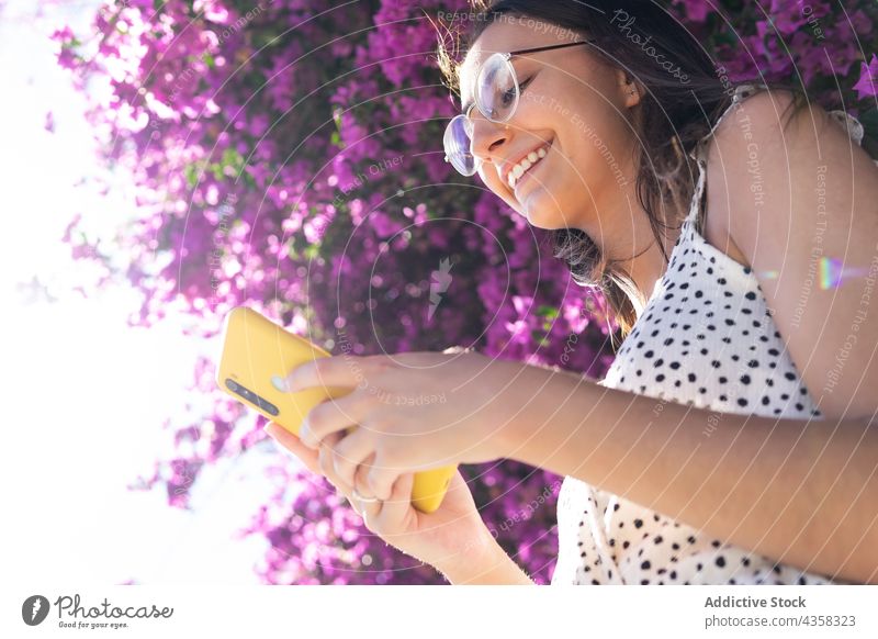 Lächelnde Frau beim Telefonieren Mobile Park Technik & Technologie jung Glück Lifestyle Person Mädchen Menschen Smartphone Mitteilung benutzend schön