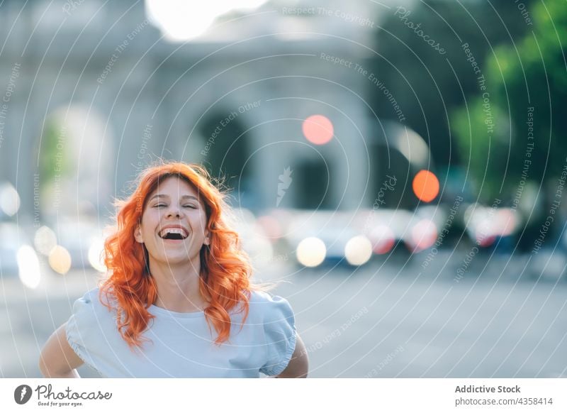 Glückliche rothaarige Frau lachend in der Stadt Rotschopf Lachen Ingwer heiter positiv rote Haare Großstadt Augen geschlossen Straße Freude genießen Inhalt